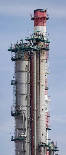 Torre Chaminé Uma Grande Refinaria Petróleo — Fotografia de Stock