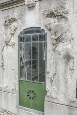 Eski bir hitorik Avrupa mezarlığından alınmış vazolar.