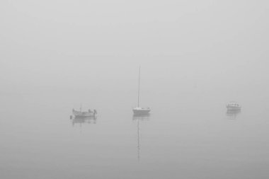 Sisli bir şafakta küçük tekneler. Douro Nehri, Portekiz 'in kuzeyi. Siyah beyaza dönüştürülmüş.