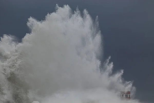 Uma Grande Onda Mar Tempestuosa Costa Norte Portugal — Fotografia de Stock