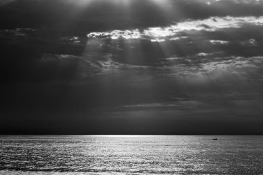 Gün batımında güneş ışığı. Kuzey Portekiz kıyıları. Kullanılan kızılötesi filtre.