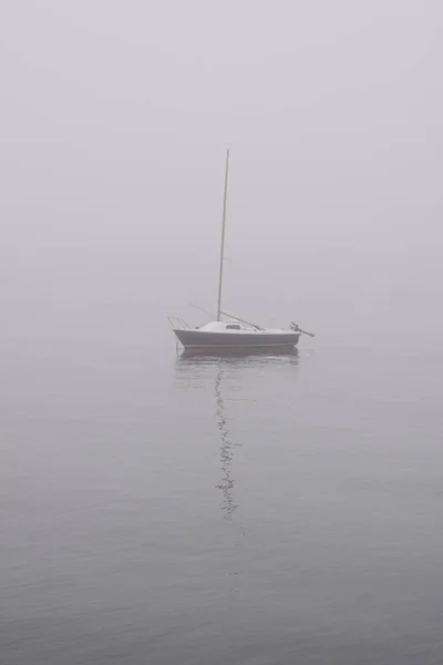 Piccola Barca Vela Nella Nebbia Fiume Douro Nord Del Portogallo — Foto Stock