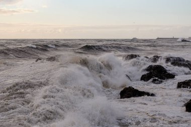 Leixoes fırtınalı bir günde Oporto 'dan giriş yaptı. Günün sonunda gün ışığı.