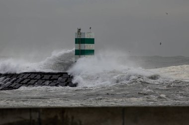 Doluro nehri güney duvarı ve deniz feneri fırtına altında