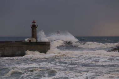 Douro Nehri, dalgalı bir deniz akşamında kuzey rıhtımları ve fenerlerle doludur.