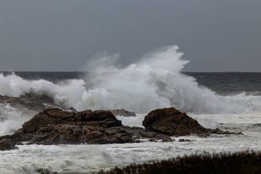 Fırtınalı büyük dalga sıçraması, Kuzey Portekiz kayalık kıyıları.