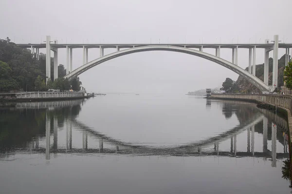 Most Arrabida Odbiciem Rzece Douro Porto Portugalia — Zdjęcie stockowe