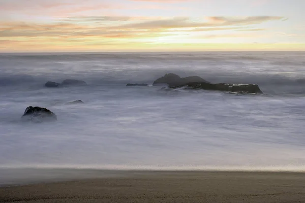 포르투 은해가질 때나해질 바위가 해변이다 — 스톡 사진