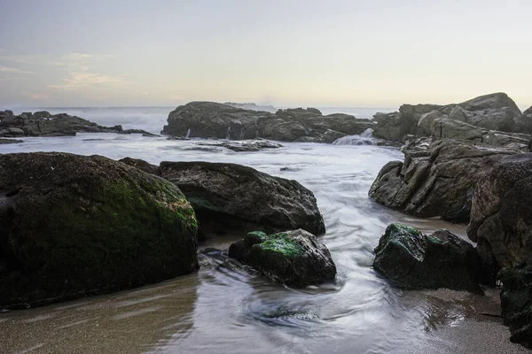 Północnoportugalska Skalista Plaża Zachodzie Lub Zmierzchu Długotrwałe Narażenie — Zdjęcie stockowe
