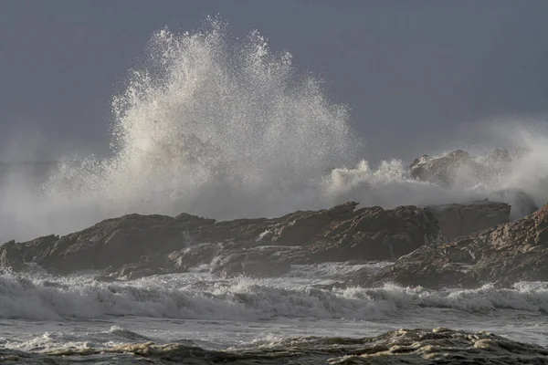 Burzliwy Plusk Wielkiej Fali Północne Portugalskie Skaliste Wybrzeże — Zdjęcie stockowe