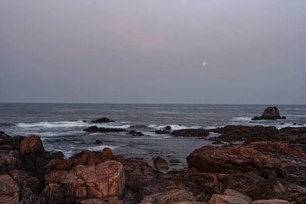 Maanondergang Bij Zonsopgang Aan Noordelijke Portugese Rotsachtige Kust — Stockfoto