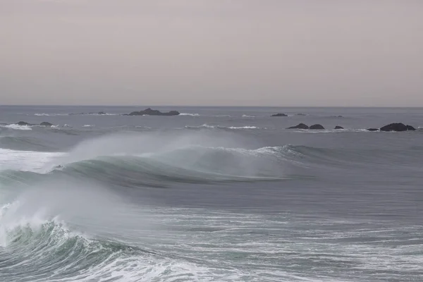 Ola Mar Larga Una Mañana Tranquila Costa Rocosa Del Norte — Foto de Stock