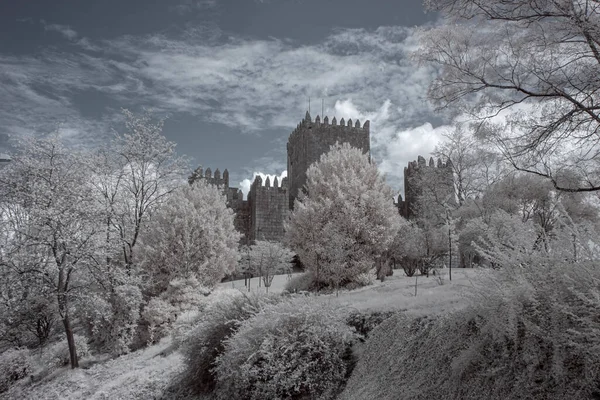 Castelo Guimarães Onde Portugal Nasceu Século Xii Usado Filtro Infravermelho — Fotografia de Stock