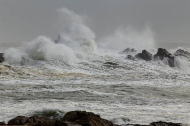 Fırtınalı dalgalar tarafından taşan deniz kayaları. Kuzey Portekiz kayalık kıyıları.