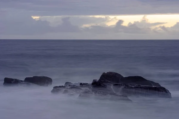 Paisaje Marino Larga Exposición Atardecer Con Rocas Interesantes Primer Plano — Foto de Stock