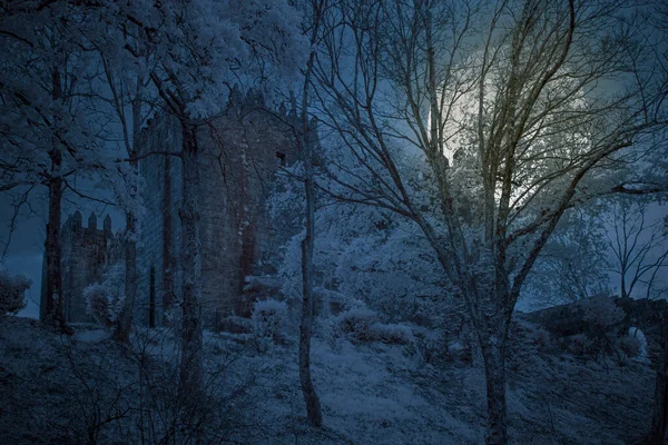 Vecchio Castello Medievale Europeo Una Nuvolosa Notte Luna Piena — Foto Stock
