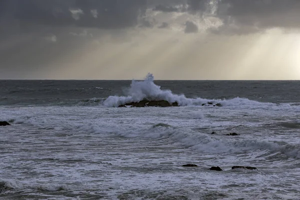 Стормове Море Сонячними Променями Заході Сонця Північне Портове Узбережжя — стокове фото