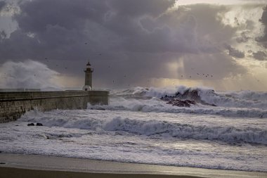 Douro nehri ağzı kış fırtınası sırasında, Porto, Portekiz 'in kuzeyinde..