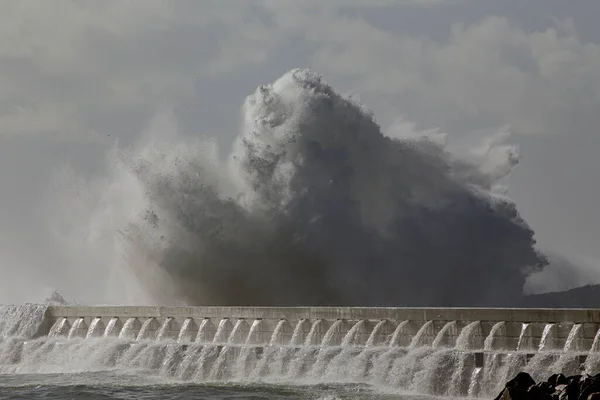 Soft Backlit Wave Splash Spray Moisture Stormy Day Douro River — Photo