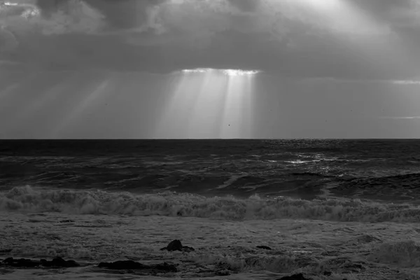 暴风雨的天空闪烁着光芒 用过红外过滤器葡萄牙北部海岸 — 图库照片