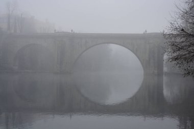 Portekiz 'in kuzeyinde, Tamega Nehri üzerindeki eski Amarante şehir köprüsü sisli bir sabah