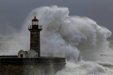 Douro Nehri ağzında büyük dalgalarla fırtınalı deniz, Porto, Portekiz.