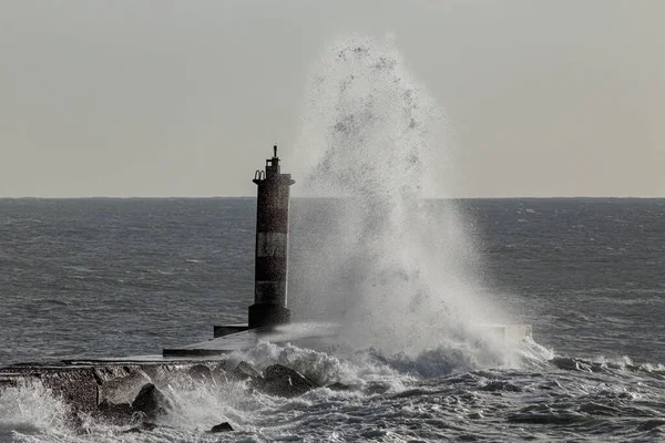 Stormy Wave Splash Ave River Mouth North Pier Beacon Portugal — Fotografia de Stock