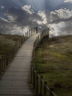 Portekiz 'in kuzey kıyısı kum tepesinden yürüme yolu. Geliştirilmiş gökyüzü. Kavramsal resim.