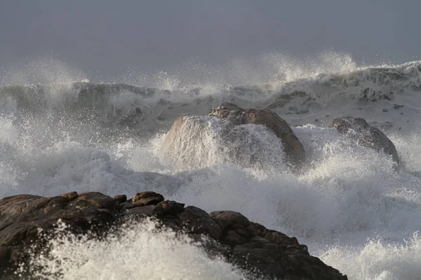 Камни Северного Португальского Побережья Затоплены Огромными Бурными Волнами — стоковое фото