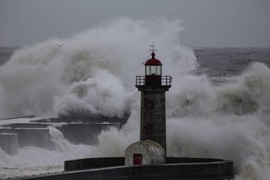 Douro Nehri ağzında büyük dalgalarla fırtınalı deniz, Porto, Portekiz.