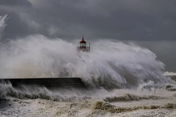 Huge Stormy Wave Splash Douro River Mouth Old Lighthouse Porto — Foto Stock