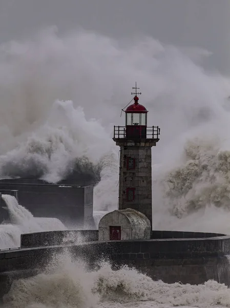 ポルトガルポルトのドゥオーロ川河口に大きな波を持つ嵐の海 — ストック写真