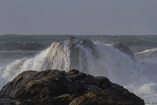 Πέτρες Από Βόρειο Πορτογαλικό Κόστος Πλημμυρίζουν Από Θυελλώδη Κύματα Λίγο — Φωτογραφία Αρχείου