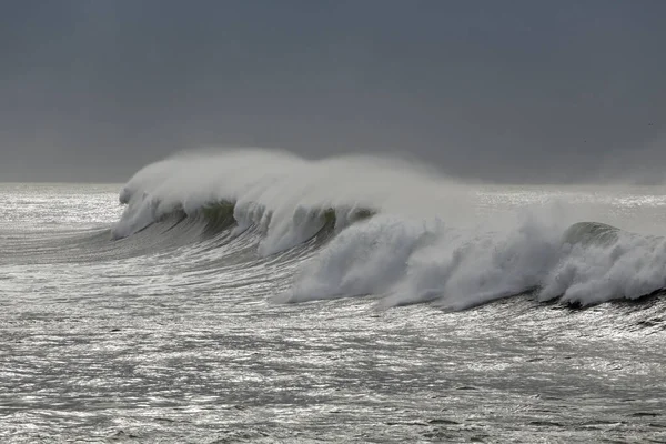 Long Breaking Wave Wind Spray — стоковое фото