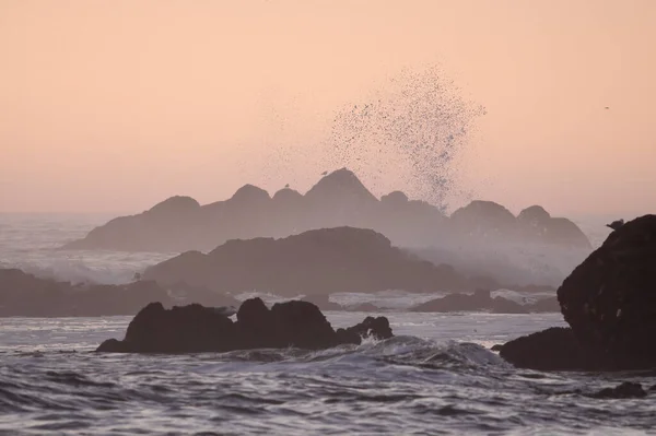 Noord Portugese Rotsachtige Kust Schemering Met Brekende Golven Plons — Stockfoto