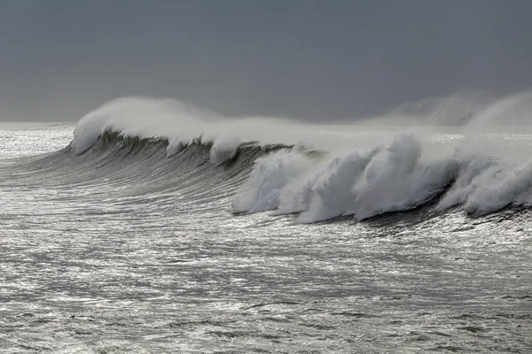 Long Breaking Wave Wind Spray — Stock Photo, Image