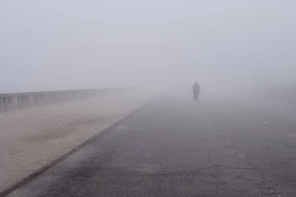 Man Walking Alone Morning Fog Sea — Stock Fotó