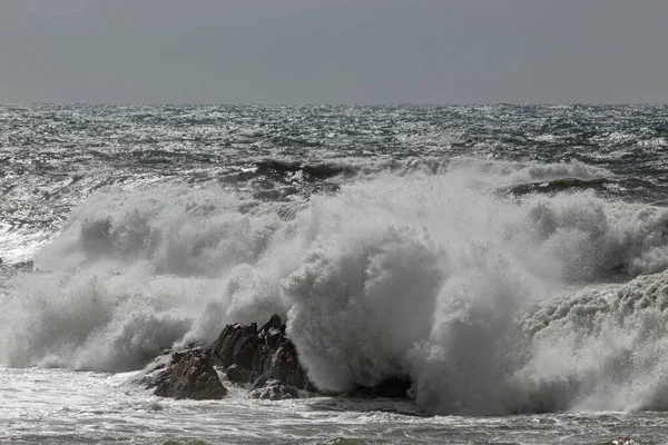 Stormy Seascape Breaking Waves Rocks Foreground — Stock Photo, Image