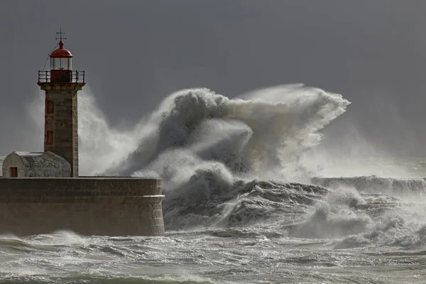 Dramatic Seascape Big Stormy Waves Splash Old Lighthouse — Fotografia de Stock