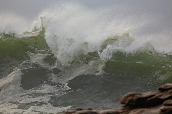 Big Breaking Wave Spray Northern Portuguese Rocky Coast — Stockfoto