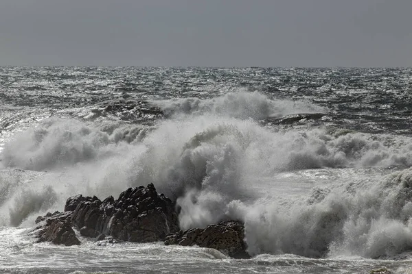Stormy Seascape Breaking Waves Rocks Foreground — Stockfoto