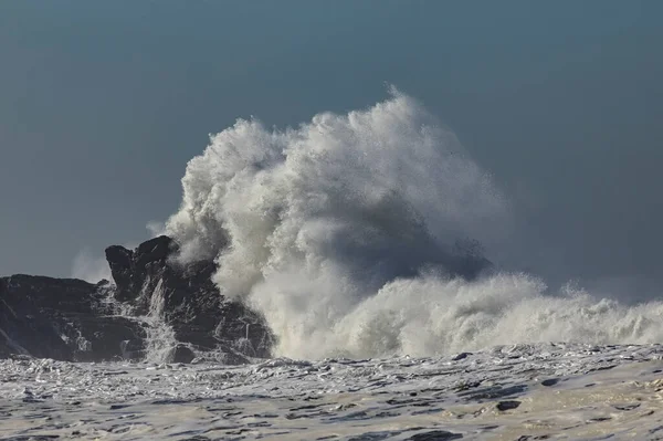 大きな嵐の海の波のスプラッシュ ポルトガル北部の岩場海岸 — ストック写真