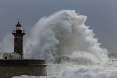 Douro Nehri ağzında büyük dalgalarla fırtınalı deniz, Porto, Portekiz.