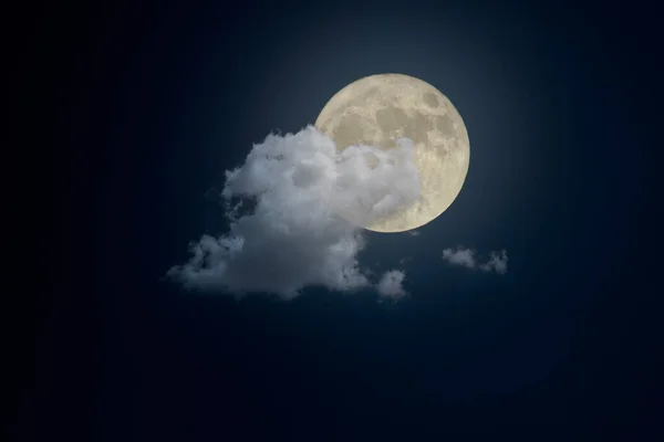 Повна Місячна Ніч Білою Хмарою — стокове фото