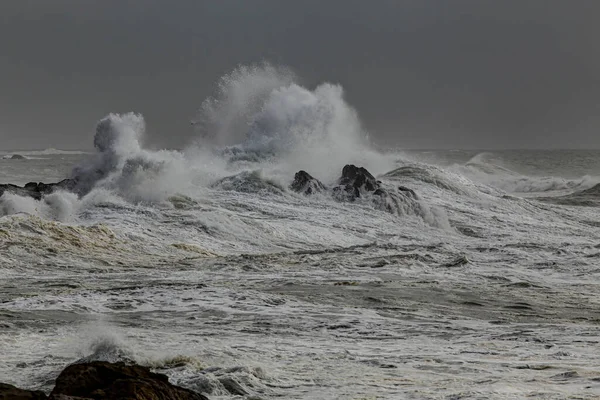 Морской Валун Затопленный Бурными Волнами Северное Португальское Побережье — стоковое фото