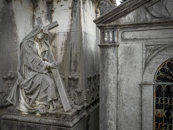 Verwitterte Frauenstatue Von Einem Alten Europäischen Friedhof — Stockfoto