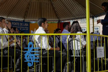 Ponte de Lima, Portekiz - 10 Eylül 2022: Portekiz 'in kuzeyinden festival, Feiras Novas' taki orkestra standında müzik grubu