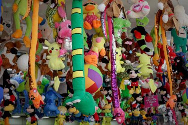 Pofuduk bebekler, güzel bir çadırdan hediyeler.