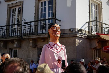 Ponte de Lima, Portekiz - 10 Eylül 2022: Feiras Novas festivali sırasında geleneksel kodamanlar geçit töreni