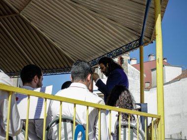 Ponte de Lima, Portekiz - 10 Eylül 2022: Portekiz 'in kuzeyinden festival, Feiras Novas' taki orkestra standında müzik grubu